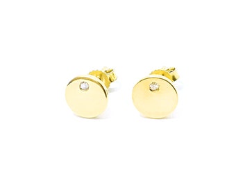 Gold stud earrings. Diamond studs