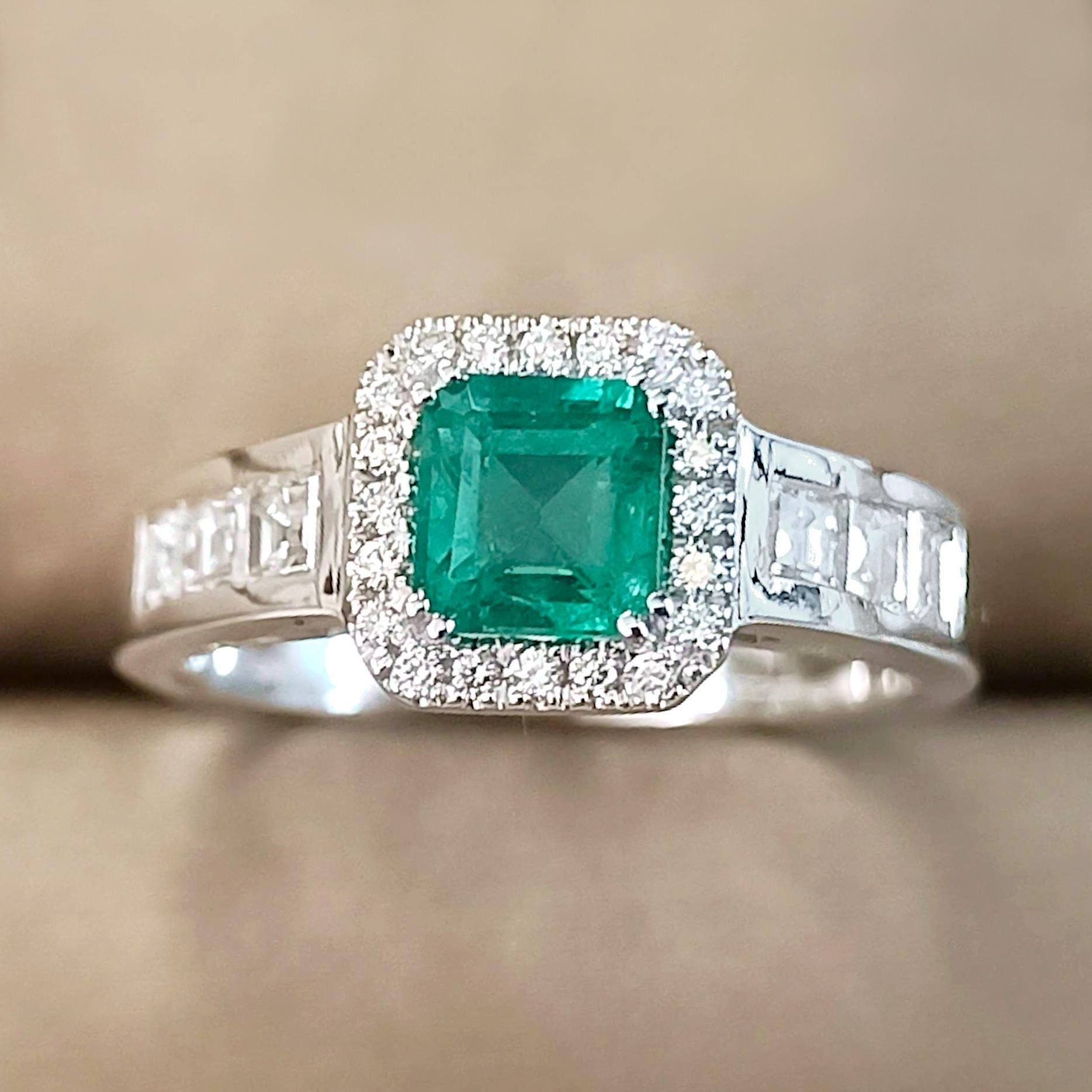 エメラルドカットのエメラルドとバゲットダイヤモンドのリング、18K 
