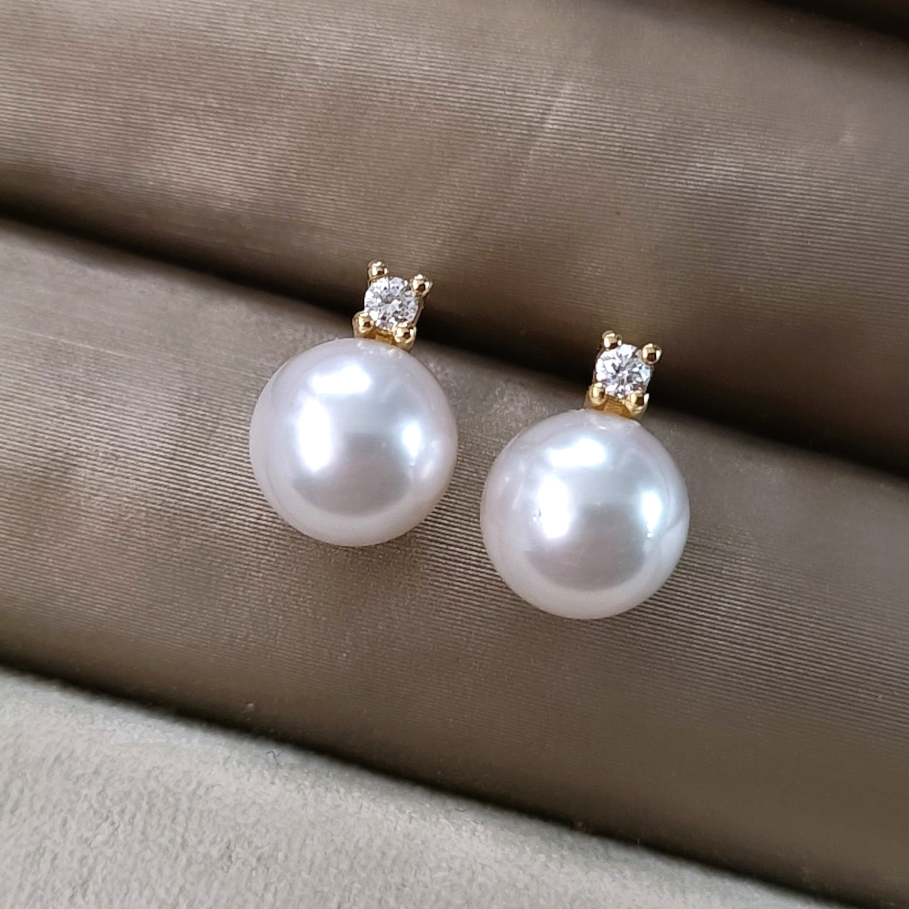 Akoya Pearl and Diamond Stud Earrings 18k Yellow Gold  display picture 2