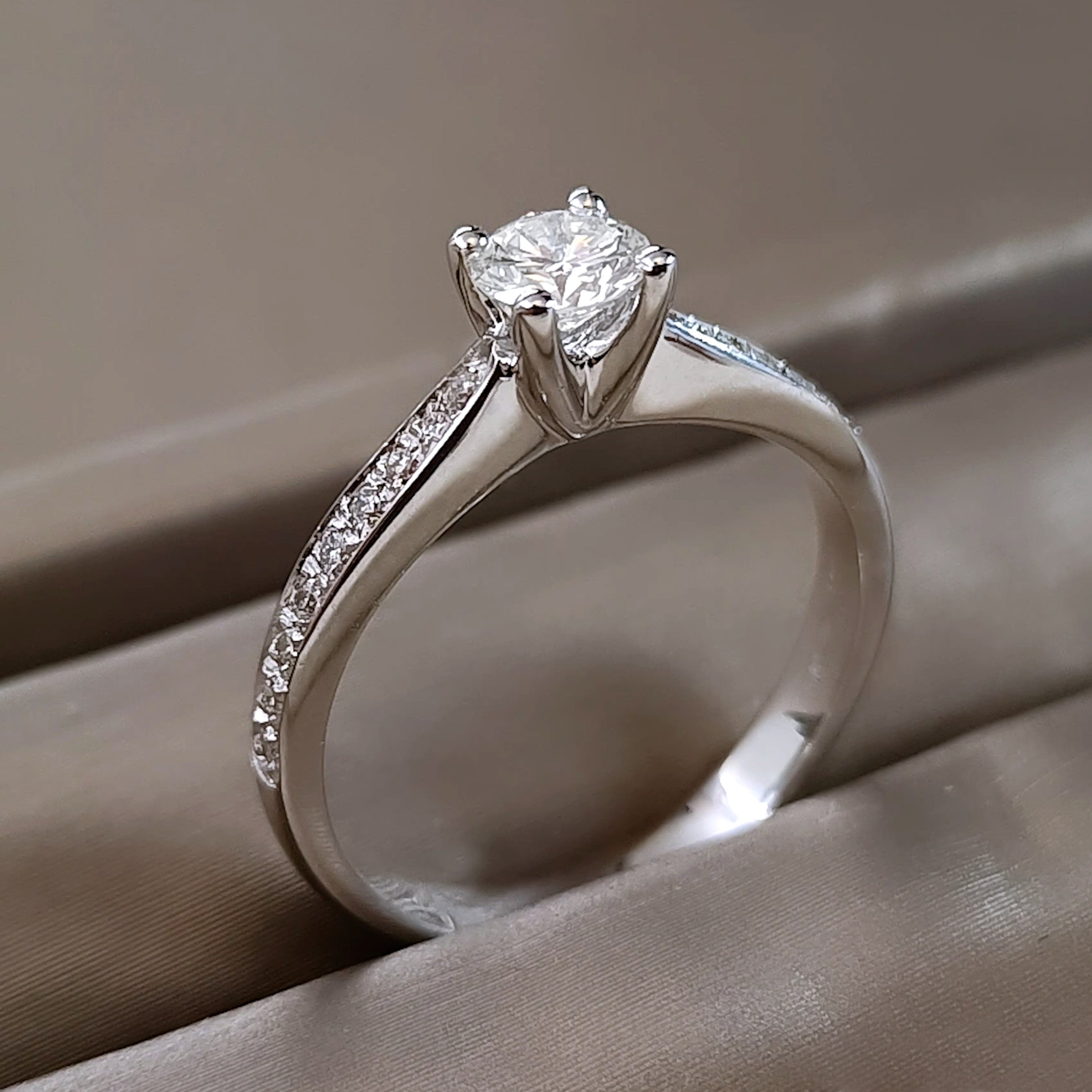 Fede Nuziale Solitario Diamante Simulato Taglio Tondo 4 Ct