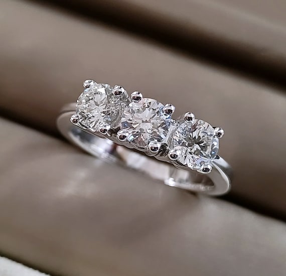 トリロジー ダイヤモンド リング 18K ホワイト ゴールド、スリー