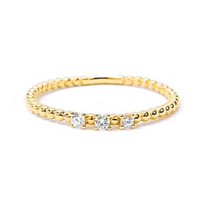 Beaded ring with 3 diamond in solid gold.