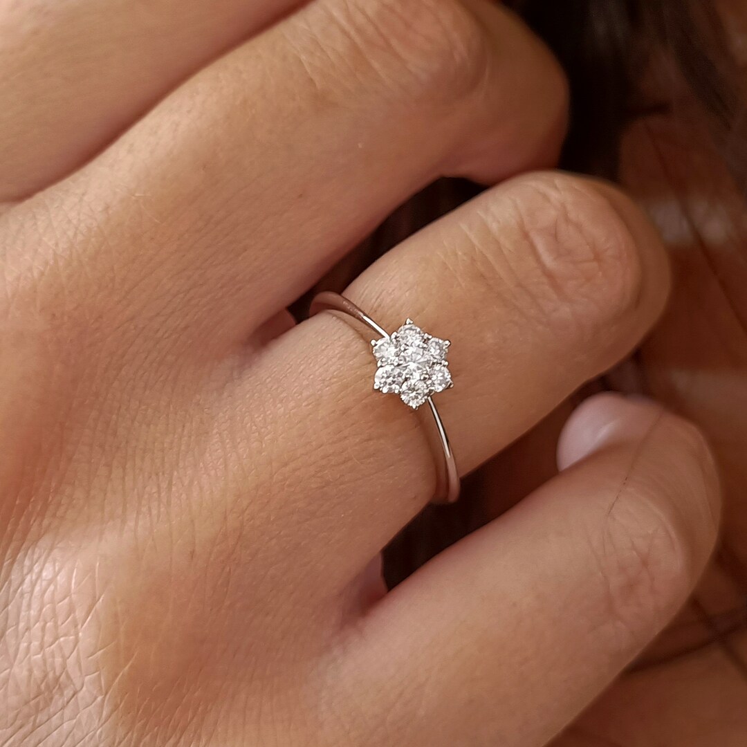 Anello Donna Fiore in Oro Bianco con Zirconi - Gioielleria Amadori