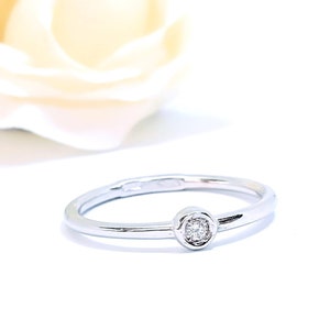 diamond solitaire ring in 9k solid gold.