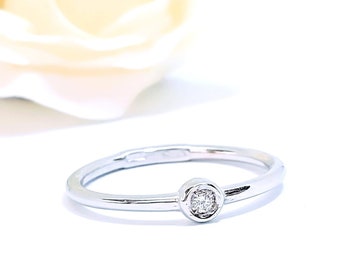 diamond solitaire ring in 9k solid gold.