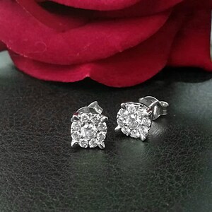 Diamond stud earrings. 18k white gold earrings.