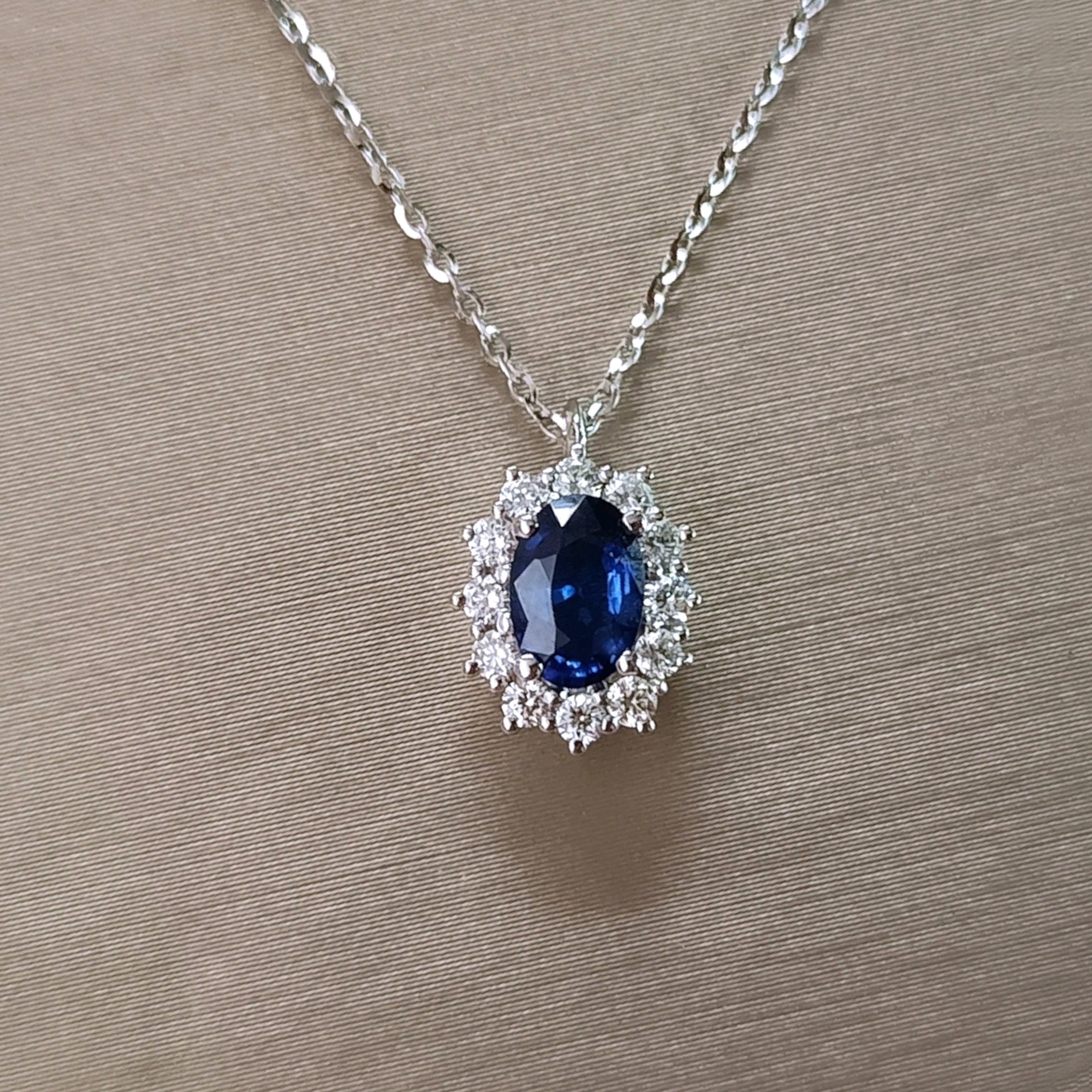 Collana Rosetta con Zaffiro ovale e contorno di Diamanti | - La t