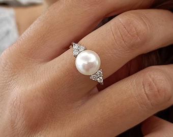 Pearl and Diamond ring 18k Gold, Akoya pearl ring, Pearl cluster ring