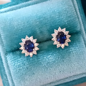 Boucles d&#39;oreilles saphir bleu et diamants Or blanc 18 carats, boucles d&#39;oreilles fleur diamant