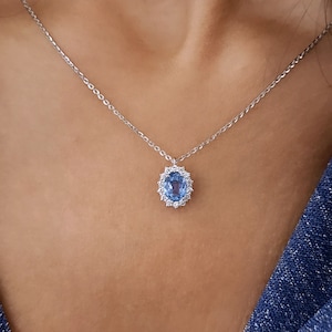 Collier Saphir Bleu et Diamants Or blanc 18 carats, Collier avec pendentif Saphir