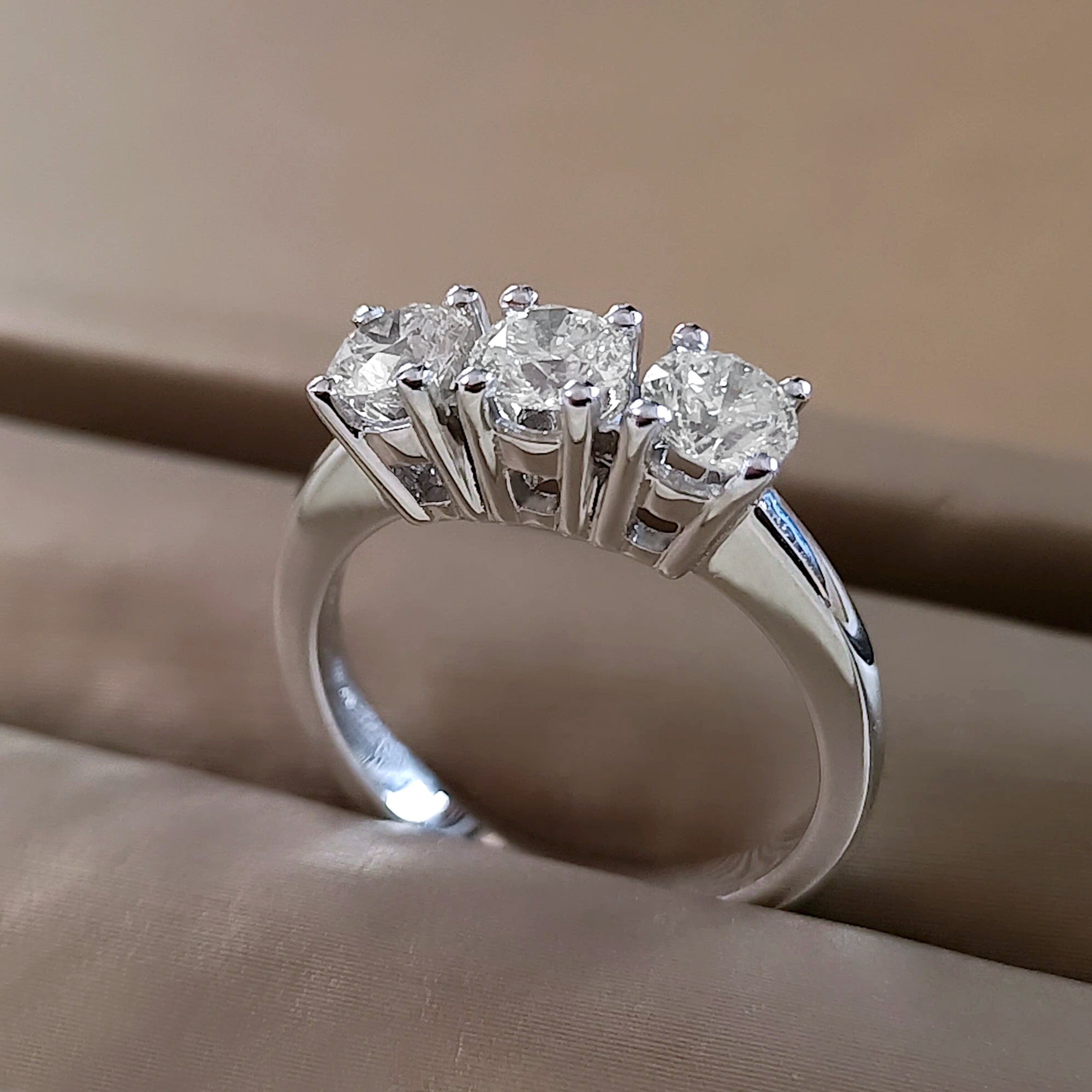 トリロジー ダイヤモンド リング 18K ホワイト ゴールド、スリー