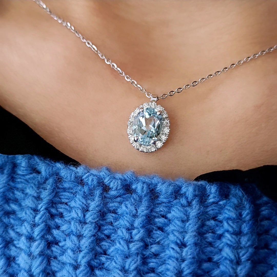 オーバルアクアマリンとダイヤモンドのネックレス（18Kホワイト
