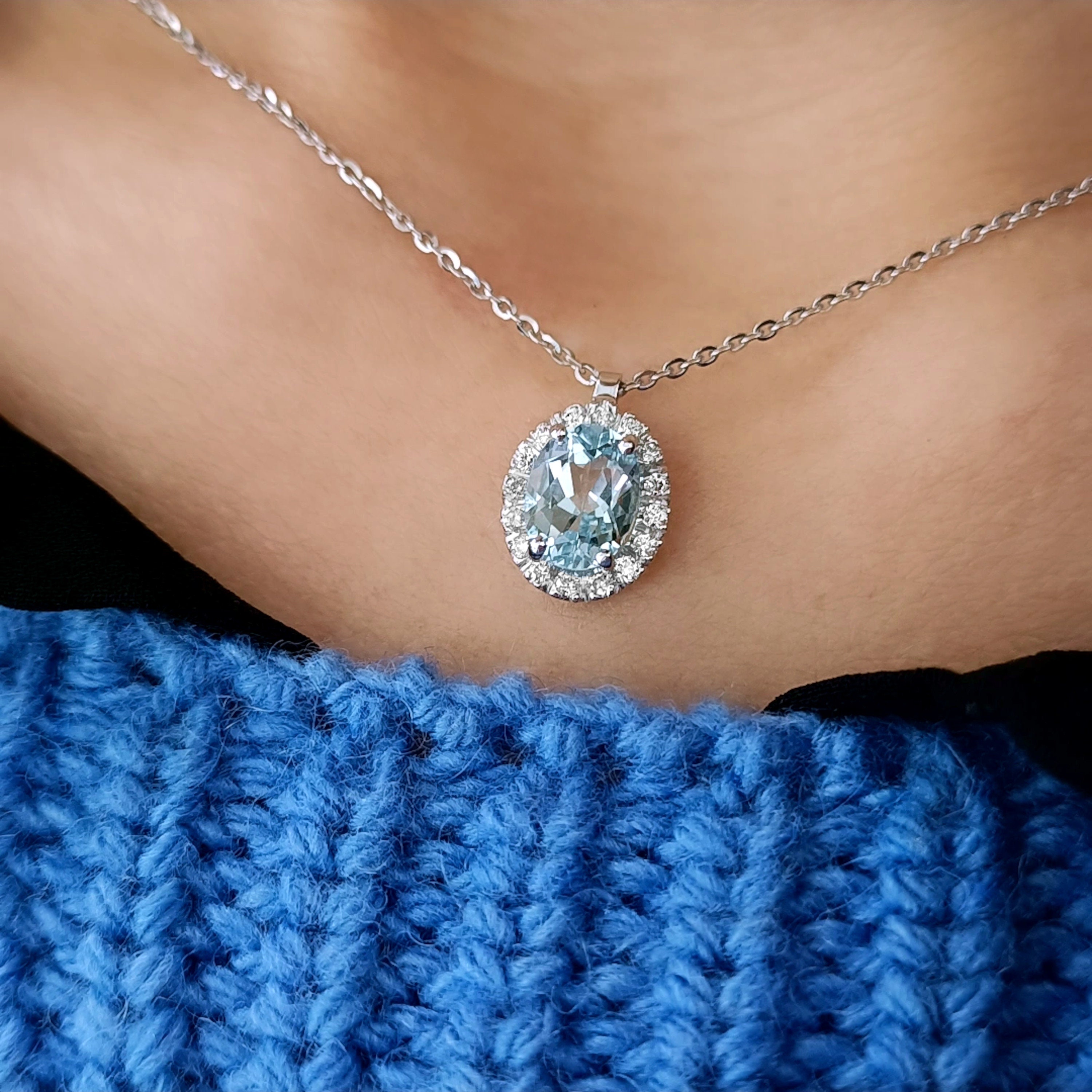 オーバルアクアマリンとダイヤモンドのネックレス（18Kホワイト