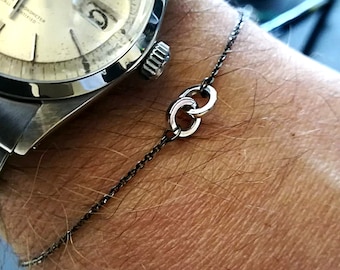 Schwarzes goldenes Herrenarmband. 18 Karat Gold Unendlichkeitsarmband