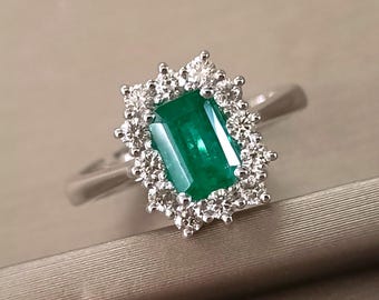 Anillo con Esmeralda Talla Esmeralda y Diamantes en Oro Blanco de 18k