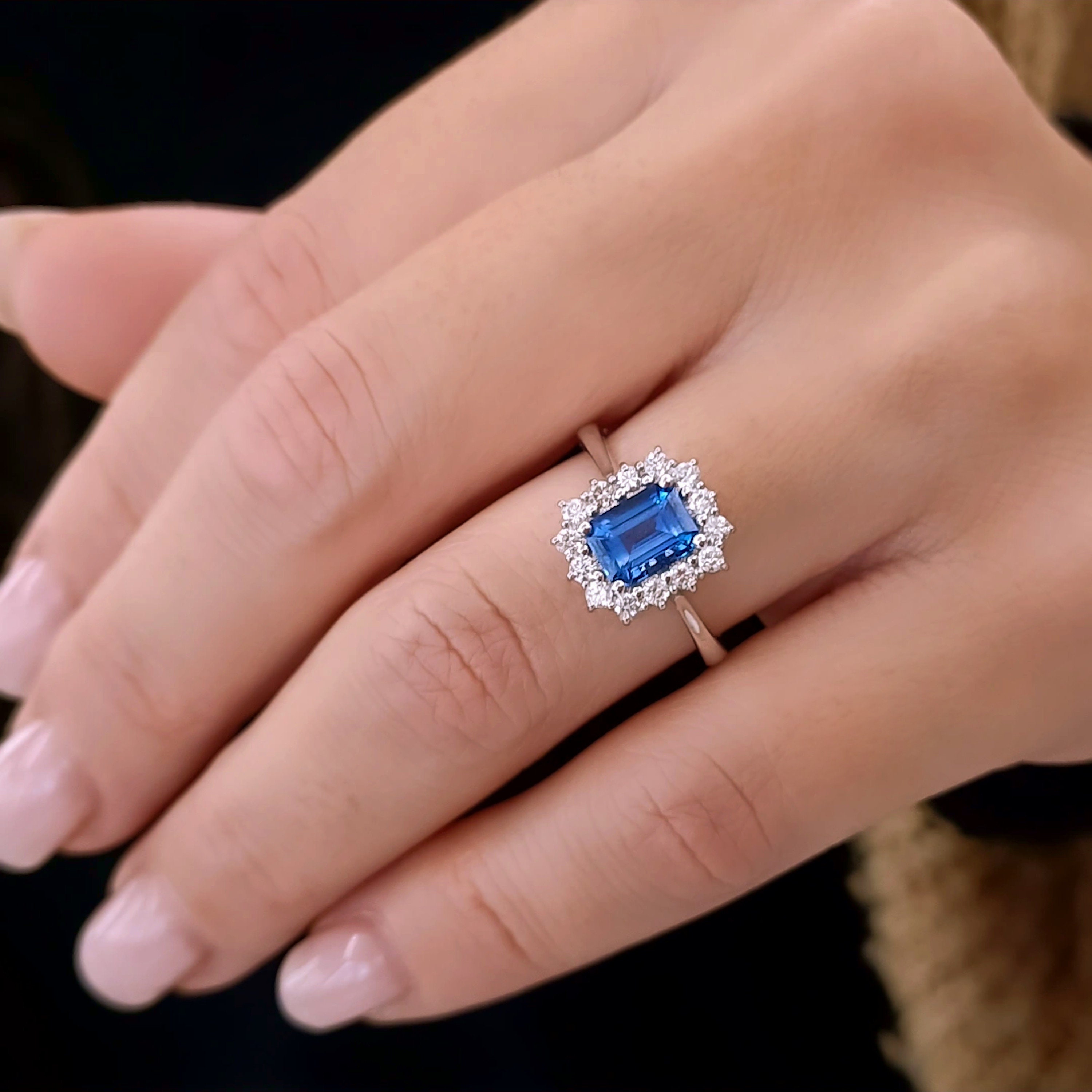 Uloveido Anello con topazio creato grande ovale con pietra blu chiaro, anello da cocktail da donna, placcato in platino, design semplice, per compleanno, matrimonio, cristallo azzurro, regalo per