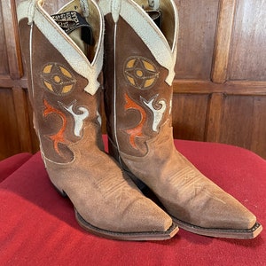 Beautiful Pair of Justin Inlaid Leather Boots Size 9B