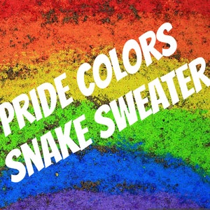 Könnte beinhalten: Ein regenbogenfarbener Hintergrund mit dem Text "PRIDE COLORS SNAKE SWEATER" in Weiß.