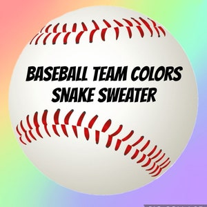 Peut inclure: Une balle de baseball blanche avec des coutures rouges, avec le texte "BASEBALL TEAM COLORS SNAKE SWEATER" dessus.