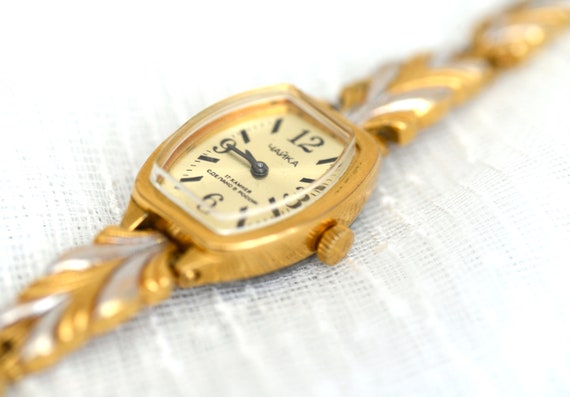 Women's sophisticated wristwatch with a gold and … - image 8