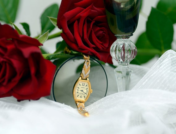 Women's sophisticated wristwatch with a gold and … - image 1