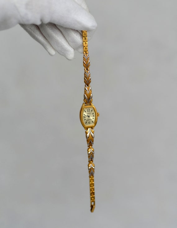 Women's sophisticated wristwatch with a gold and … - image 9