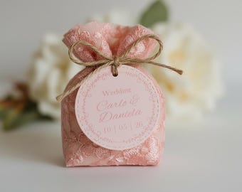Round favor tag with hole, customizable with name and date, peach color. Suitable for wedding, baptism, communion, or confirmation.