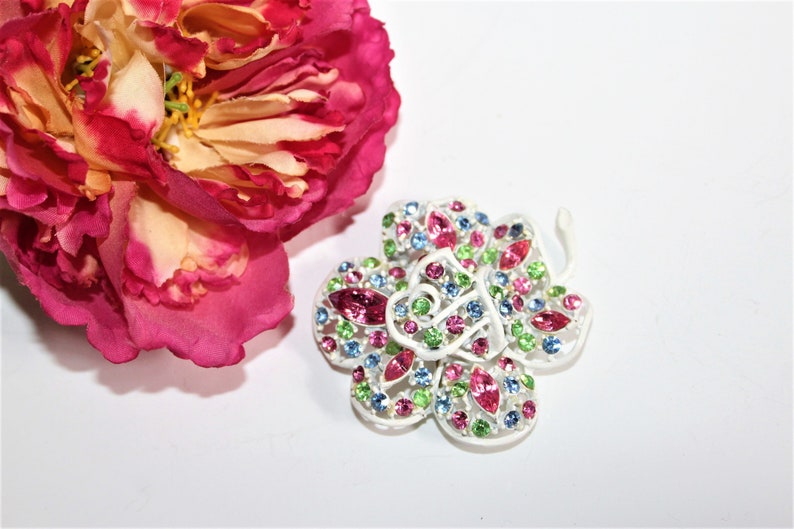 Vintage White Enamel Pink Green Blue Pastel Flower Brooch BU21