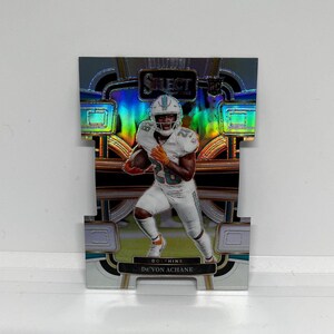 De'Von Achane #63 Miami Delfine; Rookie Stanzform - Silber Prizm; Panini Wähle Fußball 2023