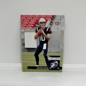 Drake Maye, 23e Patriots de la Nouvelle-Angleterre ; Rookie - Insert rétro ; Ballon de football Panini Donruss 2024
