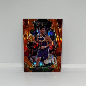 Devin Booker #138 Phoenix Sonnen; Premium Stufe - Orange Flash Prizm; Panini Auswahl Basketball 2023