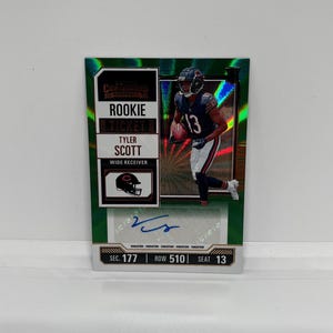 Tyler Scott #138 Chicago Bears; Variação Rookie - Autograph Green Parallel; Panini Contenders Football 2023
