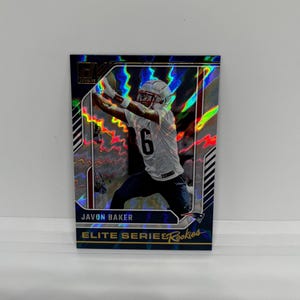 Javon Baker #26 Patriots de la Nouvelle-Angleterre ; recrues de la série Élite ; Ballon de football Panini Donruss 2024