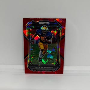 Charles Woodson #15 Las Vegas Raiders; Red Cracked Ice Prizm; Panini Prizm Draft Picks Futebol 2023