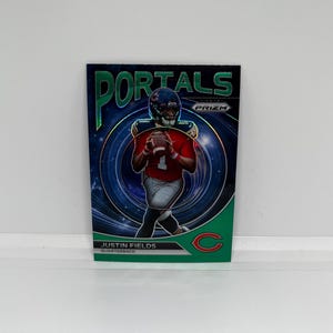 Justin Fields #PO7 Chicago Bears; Portals - Prizm Verde; Futebol Panini Prizm 2023