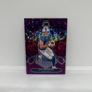 Dalton Kincaid #25 Buffalo Bills; No Huddle Purple Disco - Nummeriert 20/50; Panini Mosaik Fussball 2024