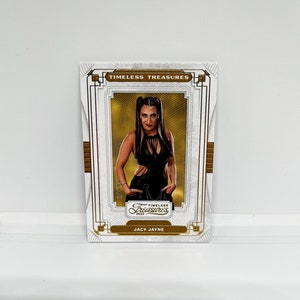 Jacy Jayne #TT23; Tesoros Atemporales - Números 52/99; Panini WWE Chronicles 2023