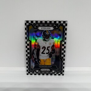 Desmond King #118 Pittsburgh Steelers; Prizm de tablero de ajedrez; Impresión corta; Balón de fútbol Panini Prizm 2023
