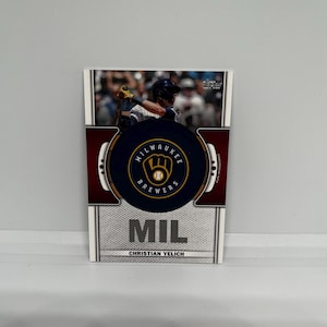 Christian Yelich #TLPCY Milwaukee Brewers; Relíquia do emblema comemorativo do logotipo da equipe; Topps Baseball 2023