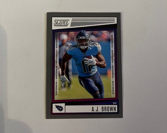 AJ Brown #28 Tennessee Titans; Tabellone segnapunti grigio parallelo; Panini Score Calcio 2022