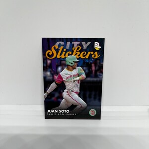 Juan Soto #CS17 Padres de San Diego; Inserto de pegatinas de la ciudad; Topps Grandes Ligas de Béisbol 2023