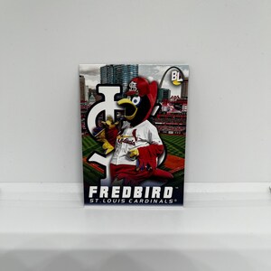 Fredbird #M-26 Cardenales de San Luis; Inserción de mascota; Topps Grandes Ligas de Béisbol 2023