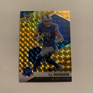 TJ Hockenson #74 Detroit Lions; Gelb Reaktiv; Panini Mosaik Fußball 2021