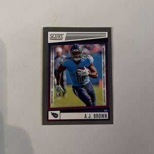 AJ Brown #28 Tennessee Titans; Grijs scorebord Parallel; Panini Score Voetbal 2022