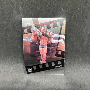 Puede incluir: Tarjeta coleccionable de lucha libre con dos luchadores en acción. La tarjeta tiene un diseño de carrete de película con las palabras "FOCUS REEL" y "OBA FEMI". El logotipo de la WWE es visible.