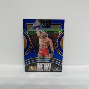 Astuce Williams #17 ; Et Nouveau ! Insert - Bleu Prizm numéroté 20/49 ; Panini WWE Select 2024