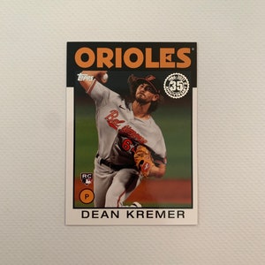 Dean Kremer #86B-32; Orioles de Baltimore; Novato; Serie 2 MLB Topps 1986 Inserto; Topps Béisbol 2021