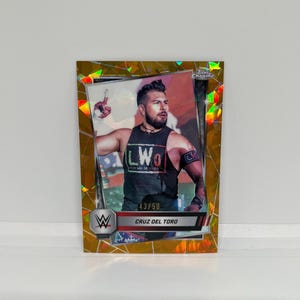 Cruz del Toro #76 ; Lunette en or et saphir - numérotée 43/50 ; Topps chromé WWE 2025