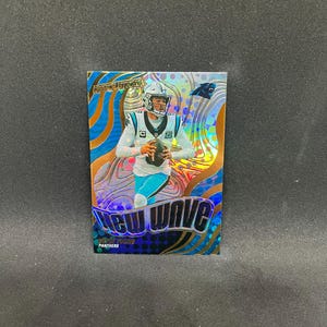 Puede incluir: Un juego de tres tazas de cerámica con un esmalte moteado de color crema. Cada taza presenta un diseño pintado a mano diferente: una hoja azul y verde, una flor amarilla y una baya roja. Las tazas tienen una forma simple y redondeada.