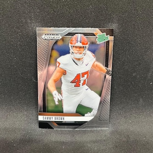 Puede incluir: Un letrero de madera rústica con el texto "Welcome to our porch" en letras blancas. El letrero presenta un acabado envejecido y un diseño sencillo y acogedor, ideal para la decoración exterior.